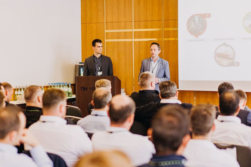 Um das virtuelle Befähigen von Beschäftigten in der Produktion ging es im Vortrag von Philipp Hummel (l.) und Jan Berner von der EDAG-Ausgründung Feynsinn. (Bild: www.bkfotofilm.de)