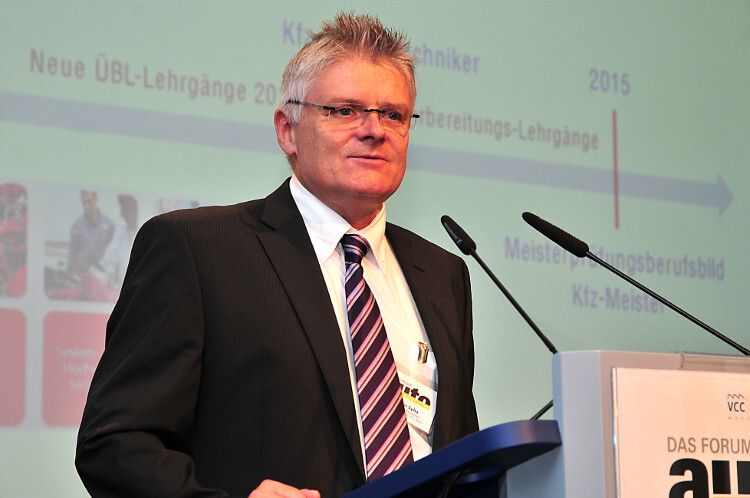 ZDK-Referent Joachim Syha erläuterte, auf welche Neuerungen sich Kfz-Betriebe durch die überarbeitete Ausbildungsordnung einstellen müssen. (Foto: Schmidt)