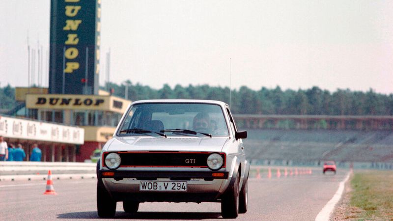 Am 1. Juni 1976 erfolgt der Serienanlauf des GTI, vorerst nur als Dreitürer und in den Farben Marsrot oder Diamantsilber. Er verfügt über den 110 PS (81 kW) starken Motor des Audi 80 GTE, hat innenbelüftete Scheibenbremsen vorn und einen zusätzlichen Ölkühler. An der Vorderachse sitzt ein Stabilisator und an der Hinterachse ein lastabhängiger Bremskraftregler. Das Sportlenkrad war mit drei gelochten Speichen versehen – der tiefe Pralltopf mit der Hupenbetätigung erhielt rasch den Spitznamen „Spucknapf“. Der Schaltknauf war als Golfball ausgeführt. Kotflügel-Verbreiterungen aus Kunststoff, ein größerer Frontspoiler, Reifen der Größe 175/70 HR 13 auf Felgen 5,5Jx13, ein rot-gerahmter Kühlergrill und die mit schwarzer Klebefolie eingefasste Heckscheibe waren weitere Kennzeichen des damals stärksten Golf-Modells.  (Bild: Volkswagen AG)