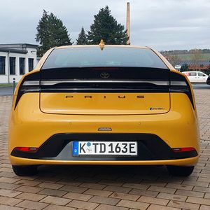 Das Heck wirkt im Vergleich zur Front und der seitlichen Silhouette recht wuchtig. Das auffälligste Designmerkmal ist das lineare Leuchtelement, das sich über die komplette Breite des Modells zieht. (Bild:  Mauritz – VCG)