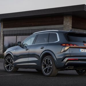 Schicke OLED-Rückleuchten verleihen dem Q7 eine technisch wertige Anmutung.(Bild:  Audi)