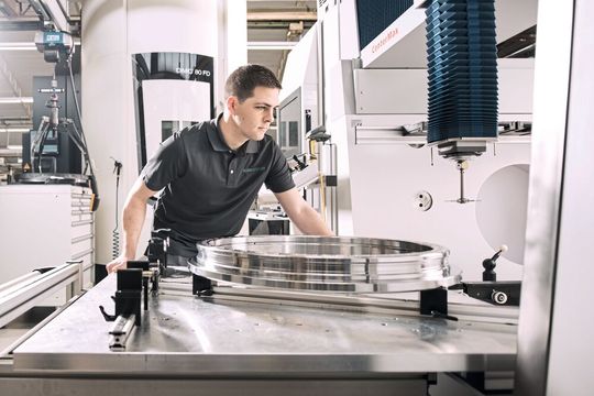 Blick in die Großlagerfertigung bei Schaeffler. Eine Zeichnung an einem Magnethalter benötigt der Mitarbeiter für seine Aufgaben nicht mehr.(Bild:  Schaeffler)