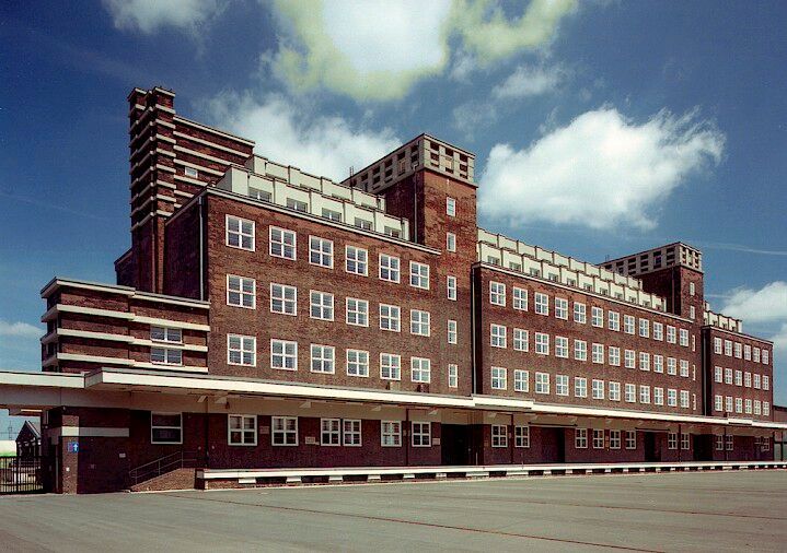 Nach langjährigen Gastaufenthalten in Düsseldorf ist das Deutsche Kunststoff Museum in den Peter-Behrens-Bau in Oberhausen gezogen. (Bild: KMV)