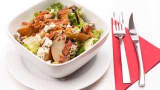 Ein Ergebnis des Zoonosen-Monitoring 2018: Knapp die Hälfte der Proben von frischem Hähnchenfleisch (47,8 %) sind mit dem Bakterium Campylobacter verunreinigt. (Symbolbild) (gemeinfrei)