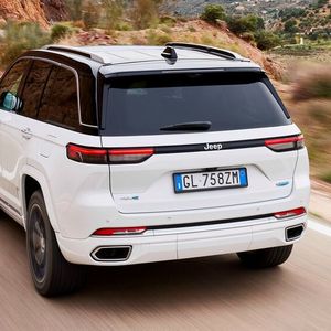 Verbrenner und E-Maschine werfen den 2,5-Tonner mit ihren 380 PS vehement nach vorne.(Bild:  Stellantis_Jeep)