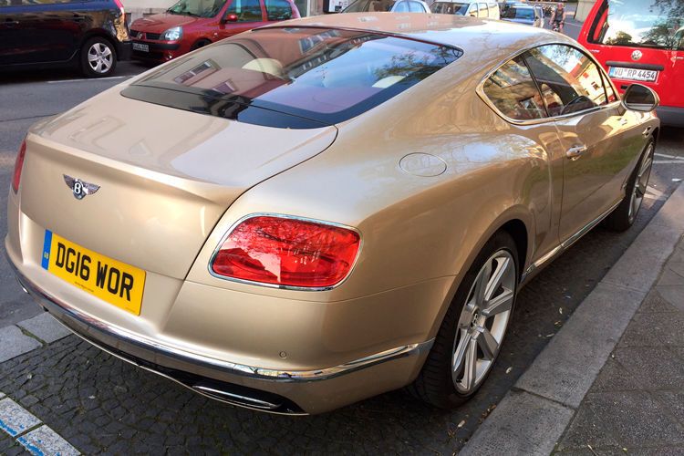 Am Ende der Testfahrt sind wir dann doch wieder in der Innenstadt gelandet und zum Stadtgespräch geworden. Kaum ein Passant ging an dem Wagen vorbei, ohne seine Handykamera zu zücken. Allein am englischen Kennzeichen hat es ganz sicher nicht gelegen. (Foto: Michel / »kfz-betrieb«)