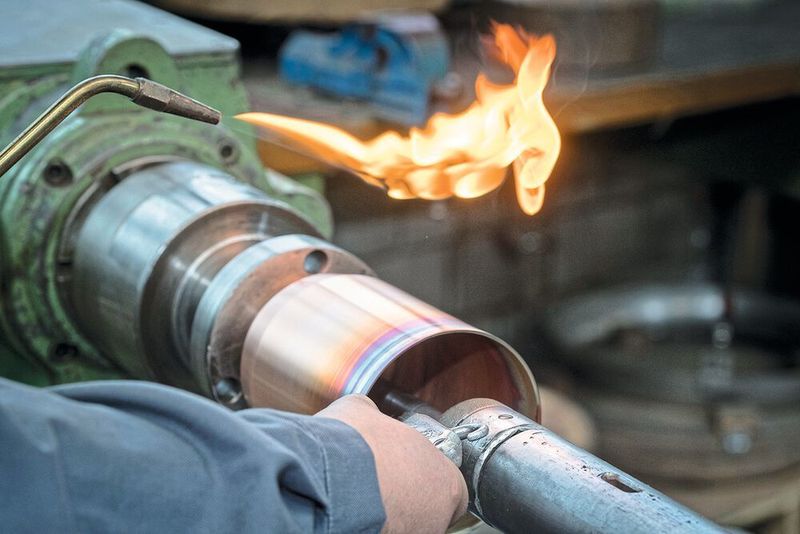 Mittels Metalldrückverfahren können rotationssymmetrische Werkstücke gefertigt werden. Die rotationssymmetrischen Blechumformteile bei Heggli & Gubler können bis 1600 mm Durchmesser gross sein. (Thomas Entzeroth)