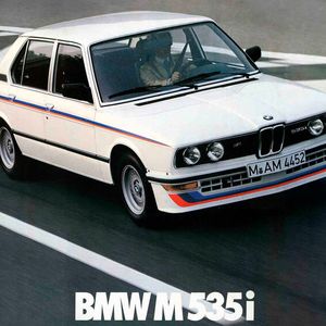Der BMW M 535i (E12) machte ab 1980 die Bahn frei für die Entwicklung des ersten M5 (E28). Zuvor hatte Die BMW Motorsport GmbH (kurz M GmbH) auf besonderen Kundenwunsch den BMW 525 bzw. BMW 528 umgebaut. Die Fahrzeuge erhielten eine Leistungssteigerung durch den Einbau hubraumstärkerer Motoren. Ab 1980 bot die M GmbH den BMW M535i in größerer Stückzahl an. Dessen 3,5-Liter-Motor entstammte der 7er-Baureihe, war jedoch konstruktiv eng mit dem Dreiliter-Motor verwandt, so dass sich zur Leistungssteigerung ein solcher Umbau anbot. (Bild:  BMW)