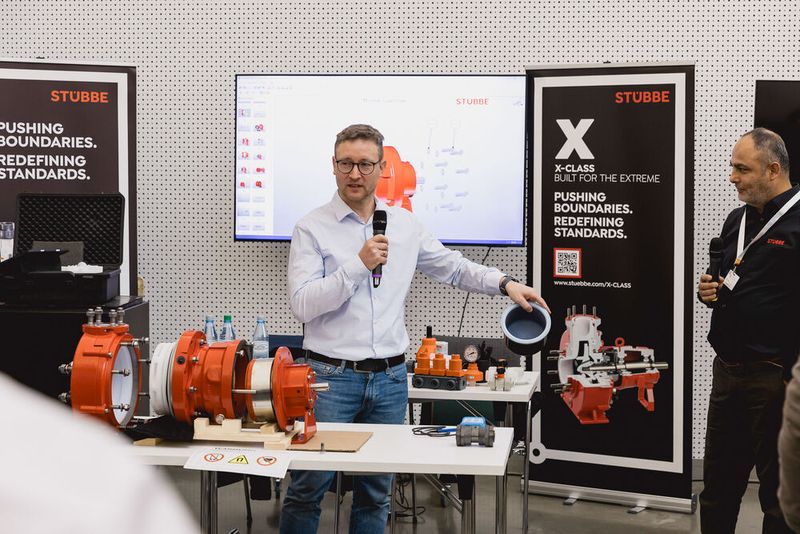 Praktische Pumpentechnik hautnah: René Junkereit (links) und Ali Seker (rechts) von Stübbe zeigen live die Demontage und Montage einer Kreiselpumpe und diskutieren typische Fehlerquellen direkt am Originalbauteil. (Bild: Stefan Bausewein)