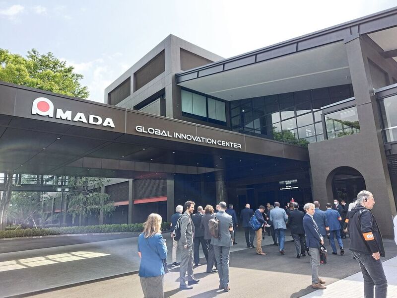 Das Amada Global Innovation Center (AGIC) in Japan ist als Ort der Begnung und der Diskussion gedacht, wo Amada gemeinsam mit dem Kunden die Herausforderungen der Fertigung angehen will. Es ist kürzlich feierlich eröffnet worden. (Bild: VCG/Finus)