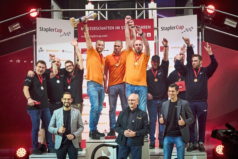 Lokalmatador Teamlog GmbH holt sich souverän den Sieg bei der Staplercup-Firmen-Team-Meisterschaft vor den Teams von Grüner Systemtechnik GmbH & Co. KG und der Rudolph Logistik Gruppe. (Bild: Linde-MH)
