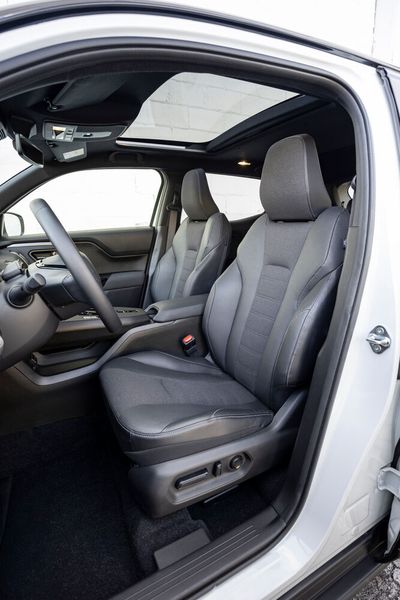 Vorne sitzt es sich vergleichsweise luftig. (Bild: Toyota)