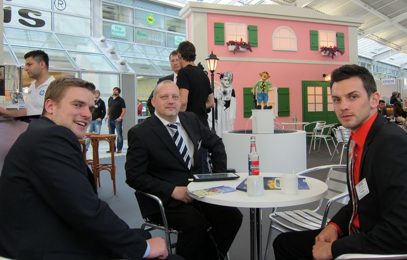 (v. l.) Anton Riedl, Ingram Micro, Christian Sommer und Kirill Lomakov, Ingram Micro, tranken einen Kaffee auf dem Marktplatz der Digital City.		 (IT-BUSINESS)