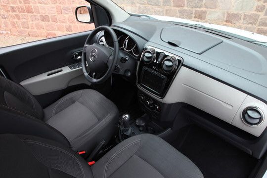 Dennoch ist der Lodgy auch im Innenraum ansehnlich und sauber verarbeitet. (Foto: Dacia)