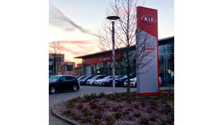 Bei Hans Brandenburg in Mettmann steht jetzt auch der Kia-Pylon vor dem Autohaus. (Hans Brandenburg)