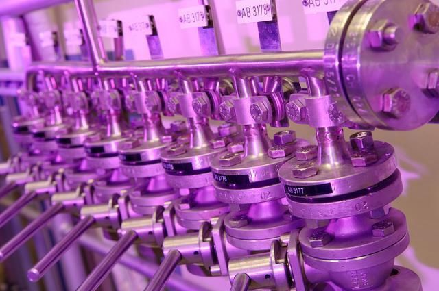 Der neue Betrieb ist bestens in die Infrastruktur des Standorts eingebunden. Dazu gehören zum Beispiel die hier abgebildete Pilotierungsanlage im benachbarten Zentralen Technikum Organisch.  (Bild: Lanxess)