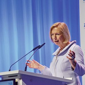 Prof. Johanna Wanka kündigt auf dem ZVEI-Jahreskongress in Berlin weit reichende Investitionen in Bildung und Forschung an.