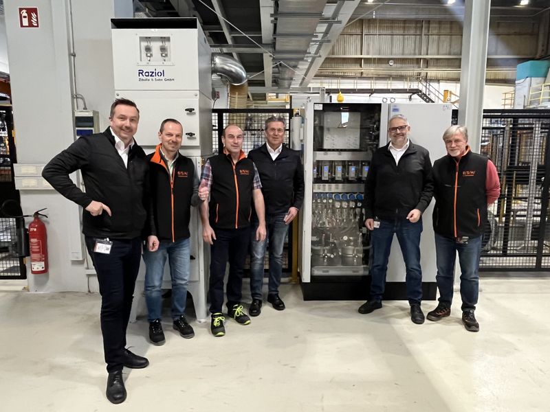 V.l.n.r.: Mathias Schmeier (Raziol), Christian Mayer (BSH), Thomas Schillinger (BSH), Torsten Simski (Raziol), Markus Habiger (Raziol) und Markus Berngruber (BSH). (Bild: Raziol)
