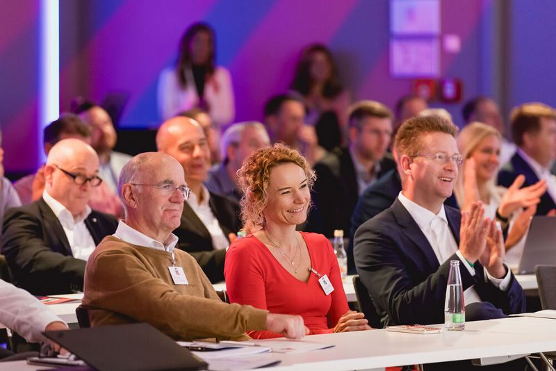 Der EMS-Tag 2024 in Würzburg bringt die Branche an einen Tisch, an dem Ideen und Lösungsansätze für Multikrisen diskutiert werden. (Bild: Stefan Bausewein)