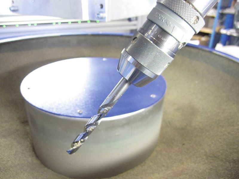 Bild 1: Zur Finishbearbeitung werden Hartmetallbohrer in ein Bohrfutter gespannt. Es können bis zu fünf Bohrer pro Charge von den Spannvorrichtungen aufgenommen werden.  (Bild: Otec)