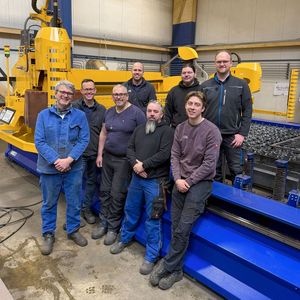Das Team vom CFM-Schiller-Schneidzentrum vor der neuen MG-Schneidanlage von Microstep. Sie führte dazu, das deutlich Zeit gespart werden kann und sich das Unternehmen ein neues Geschäftsfeld sichern konnte.(Bild:  Microstep Europa)