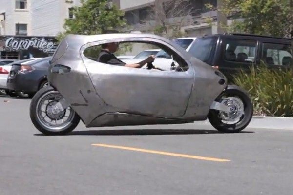 Das C1 von Lit Motors: zwei Gyroskope sorgen dafür, dass der elektrische Zweiradkabinenroller nicht umfallen kann - auch nicht bei einem Unfall (Bild: Lit Motors)