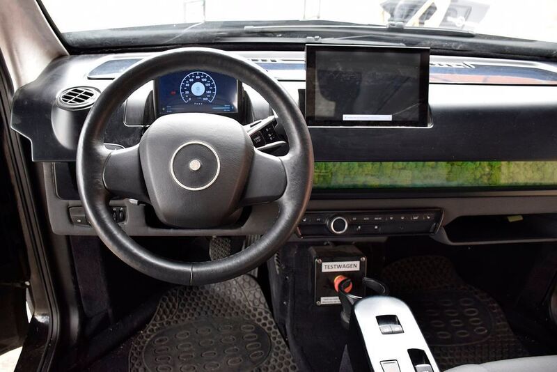 Das Cockpit ist einfach und schmucklos gehalten, hat aber doppelt so viele Displays wie ein Tesla Model 3. (Jan Rosenow)