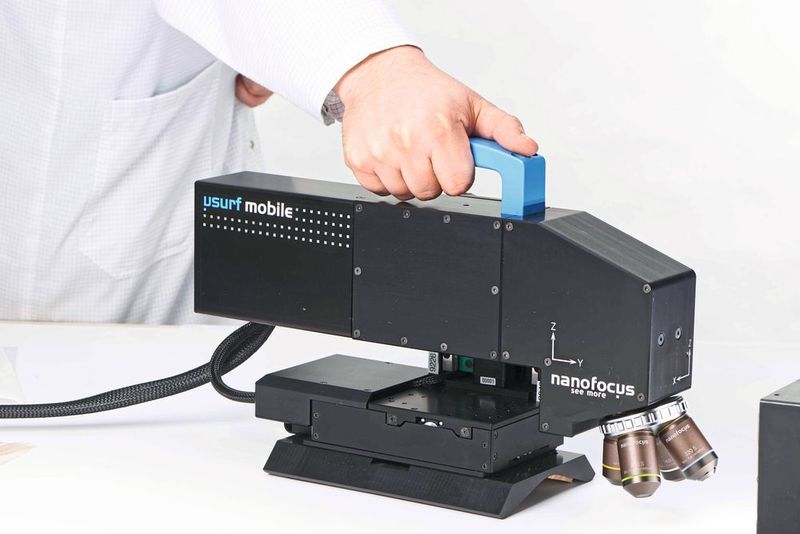 Das Handmessgerät kann für die mobile 3D-Mikroskopie von Oberflächen eingesetzt werden. (Nanofocus Analytics GmbH)