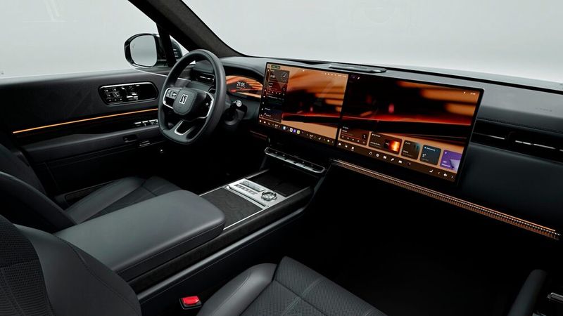 Das digitale Cockpit setzt auf großzügig dimensionierte Displayflächen. (Bild: Zeekr)