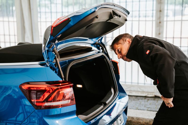 ...für die komplexen Dichtungen des Verdecks standen Experten in der Ausstellung für Gespräche zur Verfügung. (Robin Schmiedebach/Automobil Industrie)