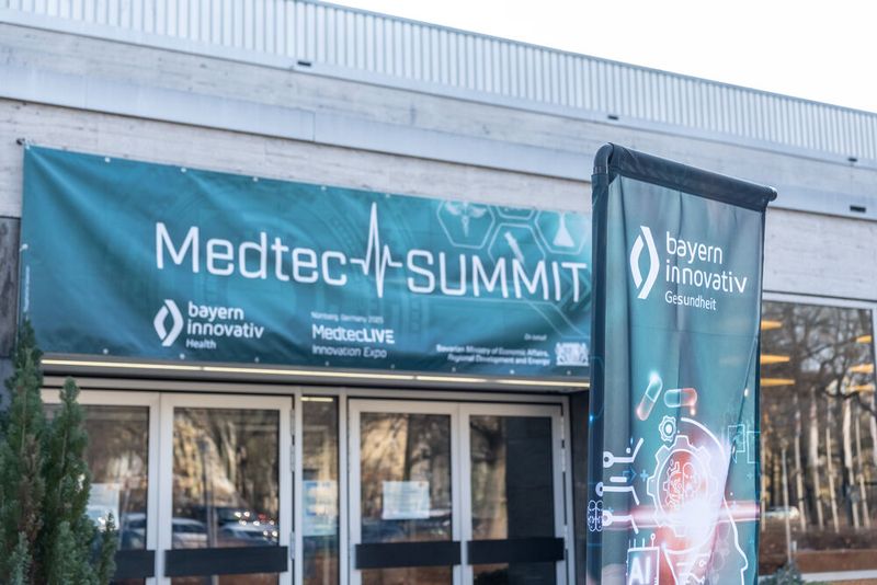 In der Meistersingerhalle in Nürnberg fand am 18. und 19. Februar der „MedtecSUMMIT“ unter der Leitung der Bayern Innovativ GmbH statt. Dort trafen sich fast 750 Experten aus dem In- und Ausland. Die zentralen Themen der Veranstaltung: klinische Robotik, digitale Gesundheitsanwendungen, die Nutzung von Gesundheitsdaten, künstliche Intelligenz sowie Innovationen bei Biomaterialien und intelligenten Implantaten.  (©Bayern Innovativ / Thomas Geiger)