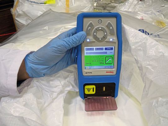 Das mobile Raman Spektrometer Tru Scan RM von Thermo Scientific misst auch durch verschiedene Verpackungsfolien hindurch. Das mobile Raman Spektrometer Tru Scan RM von Thermo Scientific misst auch durch verschiedene Verpackungsfolien hindurch.