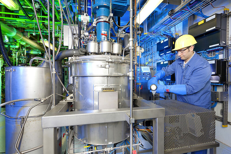 In this innovative pilot plant, CO2 is turned into a chemical raw material. A breakthrough in catalysis research makes it possible. (Picture: Bayer Material Science)