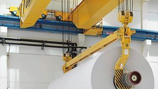 In der Papierfabrik Perlen Papier AG werden Demag-Prozesskrane nicht nur für teilautomatisiertes Tambourhandling, sondern auch zur Maschinenwartung genutzt. Bild: Demag (Archiv: Vogel Business Media)