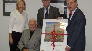 Jubiläumsfeier: (v.l.) Dr. Reichert, Franz Tacke, Prof. Dr. Gerstner und Prof. Dr. Risch (IHK-Hauptgeschäftsführer). (Archiv: Vogel Business Media)