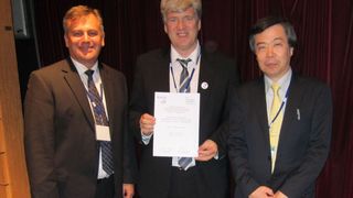 V.l.n.r.: Dr. Alex Zelinsky (IEEE), Bruno Maisonnier (Aldebaran Robotics) und Dr. Shinsuke Sakakibara (IFR-Präsident).  (Bild: IFR)