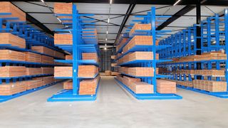 Blaues Platzwunder! So sieht es im neuen Logistikzentrum des Gartenhausherstellers Trendhout in den Niederlanden aus. Um die Räumlichkeiten bestens zu nutzen und den Kommissionieraufwand zu reduzieren, hat man sich für ein Regalsystem von Ohra entschieden. (Bild: Ohra)