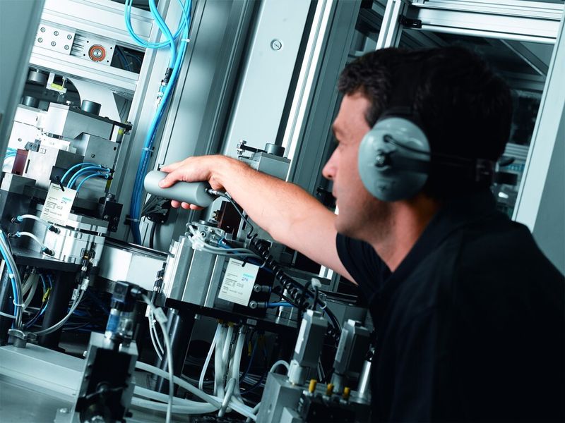 Die Leckageortung ermöglicht es, sofort die Energie- und Betriebskosten zu senken, im Durchschnitt um 18%. Die Ortung bei laufender Produktion ist schnell ausgeführt und dokumentiert. Die Leckagen bei Bedarf beseitigt.  (Bild: Festo)