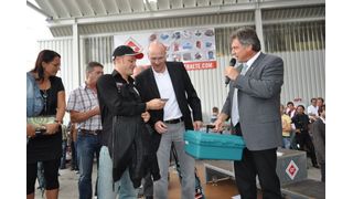 Tobias Zaers, Leiter Zentralbereich Technik und HSEQ der BIS Group und Erich Kastner, Vertriebs-und Marketingleiter der BIS Gerätetechnik während der Veranstaltung.  (Bild: BIS Group)