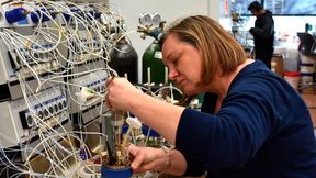 Cabbi researcher Teresa Martin of the University of Illinois Urbana-Champaign assembles the motor on the DasBox bioreactor used for yeast fermentation in the study on cost-effective production of 3-Hydroxypropanoic acid (3-HP). (Source: Center for Advanced Bioenergy and Bioproducts Innovation (Cabbi))