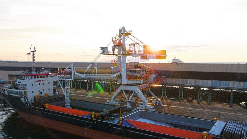 Schiffsbelader sorgen im Hafen für eine schnelle und zuverlässige Beladung der Schiffe mit dem Schüttgut – etwa Harnstoffdünger. (Bild: Beumer Group)