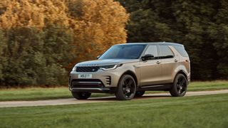 Wegen Brandgefahr müssen etwa 8.400 Land Rover Discovery und Defender Modelle überprüft werden. (Bild: Jaguar Land Rover)