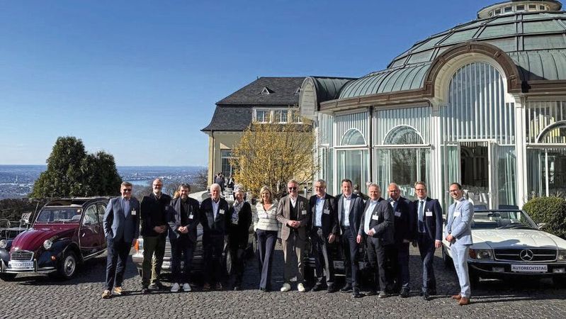Die Arbeitsgemeinschaft Deutscher Autorechtstag mit Referenten: (v. l.)  Vors. Richter am BGH a.D. Wolfgang Ball, Richter am BGH Dr. Karsten Schmidt, RA Marcus Gülpen, RA Dr. Kurt Reinking, RAin Ulrike Dronkovic, Thomas Kümmerle, RA Stephan Handschug, Prof. Dr. Ansgar Staudinger, RA Alexander Sievers, Ass. Jur. Matthias Giebler, BVfK-Vorstand Ansgar Klein. (Bild:  ATR)