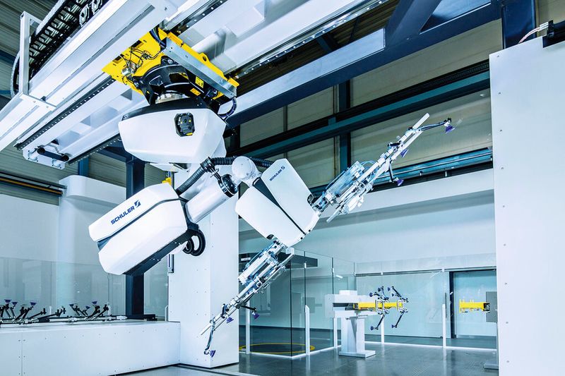 15 Teile pro Minute kann der im Rahmen der Eröffnung des Automation Tech Center vorgestellte Crossbar Roboter 4.0 von Schuler transportieren. (Bild: Schuler)