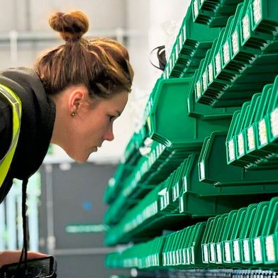 Für bekannte OEM, Tier-1-Zulieferer, Montagebetriebe und Baugruppenfertiger der DACH-Region realisiert und organisiert AFC Europe die Bereitstellung von Norm-, C- und Standardteilen der Verbindungs- und Befestigungstechnik. (Bild: AFC)