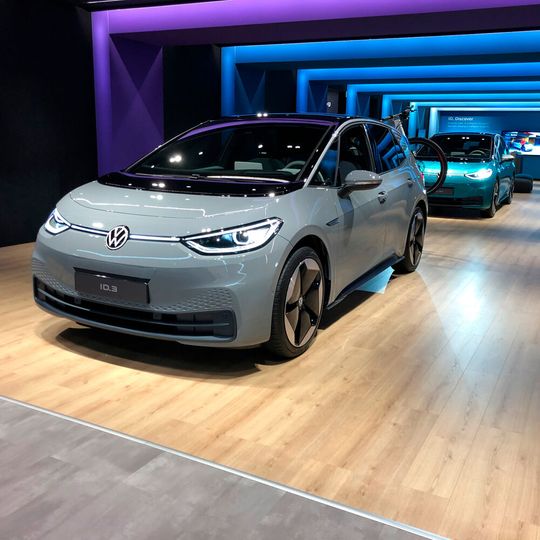 Im Sommer soll der VW ID 3 auch auf den Straßen zu sehen sein.(Bild:  Seyerlein/»kfz-betrieb«)