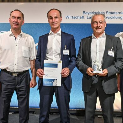 Bayerns Wirtschaftsminister Hubert Aiwanger (l.) und Juror Prof. Dr. Thomas Edenhofer (r.) bei der Preisverleihung an Frank Klinkhammer (2.v.l.) und Hagen Schumann, Geschäftsführer der Klinkhammer Intralogistics GmbH. (Bild: Fotostudio SX Heuser)