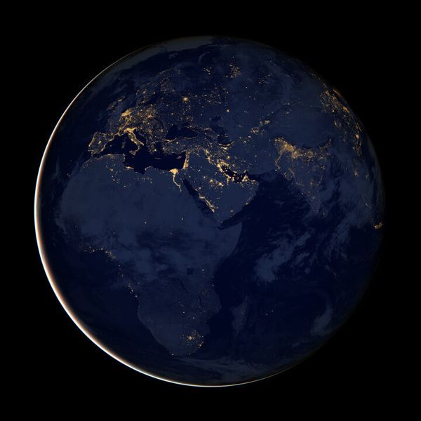 Zeichen der Zivilisation: Nachtbeleuchtung in Europa, Afrika und dem Mittleren Osten. (Aufnahmen vom 18. April bis 23. Oktober 2012) (Bild: NASA.)