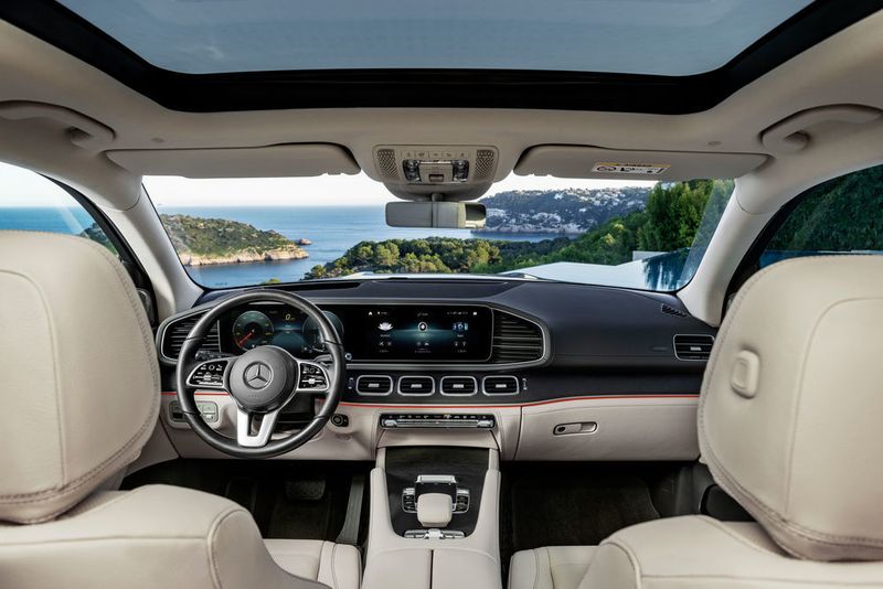 Vor allem aber reagiert MBUX auf den Sprachbefehl „Hey, Mercedes“ und versteht mittlerweile zahlreiche Anweisungen; die künstliche Intelligenz im Hintergrund sorgt dafür, dass das System immer schlauer wird. (Daimler)