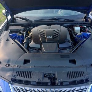 3. Der Antrieb: Man würde wahrlich keinen 5,0-Liter-V8-Benziner in einem Modell des Hybridpioniers Lexus erwarten. Aber der Antrieb, einer der letzten klassischen V8-Saugmotoren auf dem Markt, passt perfekt zum LC 500 Cabrio, genauso wie das Zehnstufen-Automatikgetriebe. Er liefert 341 kW/464 PS an die Hinterräder und erwies sich bei den Testfahrten erwartungsgemäß als drehfreudig und kraftvoll. Für den Sprint von 0 auf 100 km/h benötigt das Cabrio gerade einmal 4,7 Sekunden. Schluss ist erst bei 270 km/h. Etwas gewöhnungsbedürftig ist das laute Röhren beim Start des Motors. Das dürfte in den Ohren von V8-Fans wie Musik klingen, passt aber eigentlich nicht so richtig zu einem eleganten Cabrio wie dem LC. Beim Fahren rückt das Motorengeräusch hingegen vornehm in den Hintergrund.   (Bild:  Mauritz – VCG)